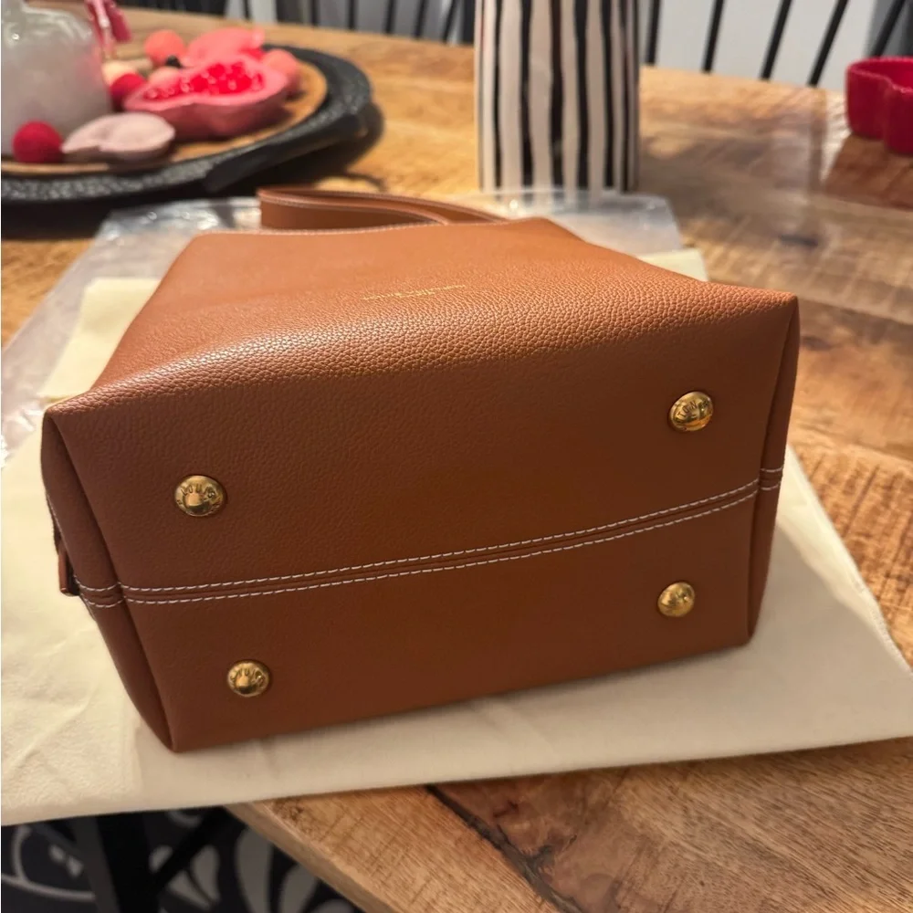 Elegant Brown Leather Shoulder Bag - Picture 8 of 12